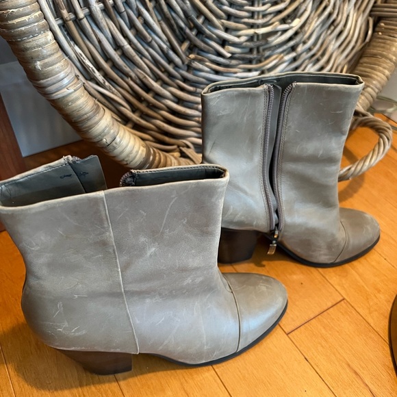 Guess tan side zip short boots. - Picture 4 of 4